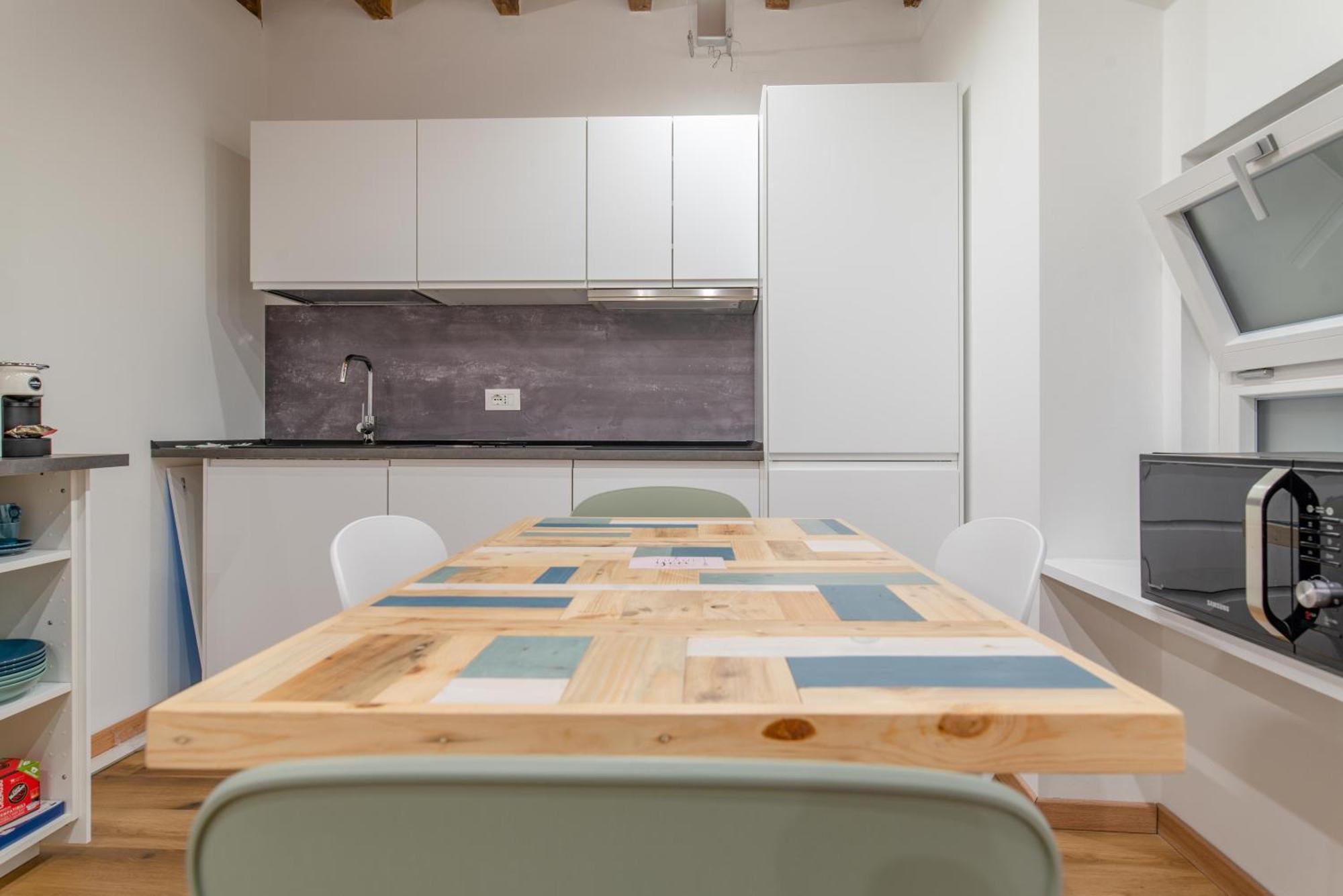 The Happyhouse, No Lift By Happyhostorino Apartment Exterior photo